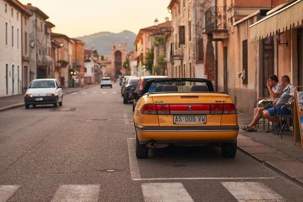 Жовтий кабріолетом автомобіля Saab 900 все, припарковані на вулиці Soave, Італія — стокове фото