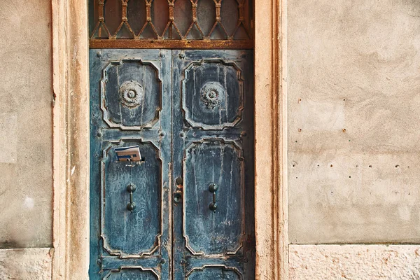 Alte schöne Tür mit Zeitung im Briefkasten — Stockfoto