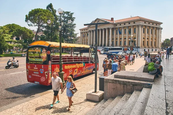 Tur otobüsü ve turistler, Piazza sutyen Verona, İtalya — Stok fotoğraf