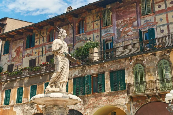 Madonna Verona antik heykel doğum Via delle Erbe, İtalya — Stok fotoğraf