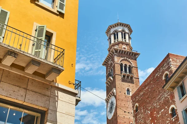 Antik Torre dei Lamberti, kule, Verona, İtalya — Stok fotoğraf