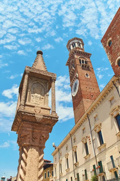 Starověké Torre dei Lamberti, věž ve Veroně, severní Itálie — Stock fotografie