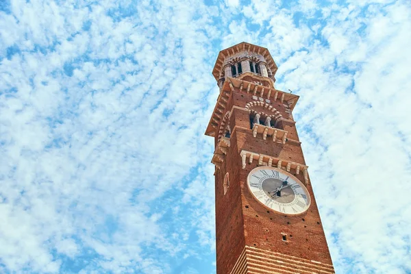 Starověké Torre dei Lamberti, věž ve Veroně, severní Itálie — Stock fotografie