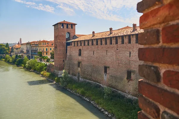 Pohled na starý hrad nebo Castelvecchio od Castel Vecchio Scaliger mostu přes řeku Adige — Stock fotografie