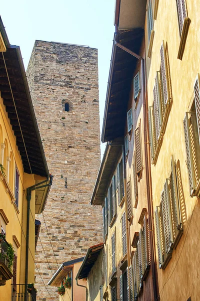 Gombito věž nad ulicemi Bergamo, Itálie — Stock fotografie