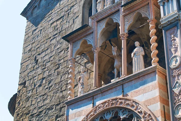 Belos detalhes da arquitetura antiga em Bergamo, Itália — Fotografia de Stock