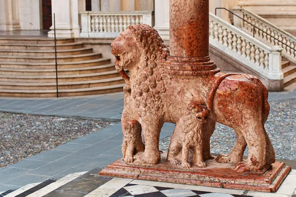 Красивые детали древней архитектуры в Бергамо, Италия — стоковое фото