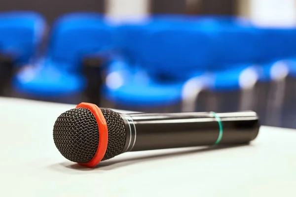 Микрофон на столе в пустой аудитории — стоковое фото
