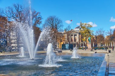 Henrik Wergeland için anıt üzerinde Eidsvolls plass Oslo, Norveç'te National Theater yakınındaki Spikersuppa görünümünü
