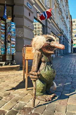 Geleneksel Norveç trol şekil caddenin önünde Hatıra Hediyelik eşya dükkanı Oslo, Norveç.
