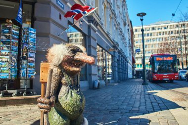 Geleneksel Norveç trol şekil caddenin önünde Hatıra Hediyelik eşya dükkanı Oslo, Norveç.