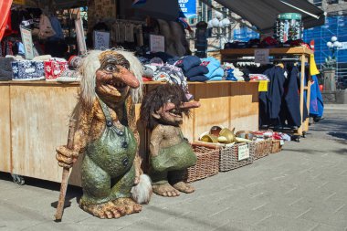 Geleneksel Norveç trol şekil caddenin önünde Hatıra Hediyelik eşya dükkanı Oslo, Norveç.