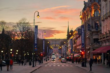 Gün batımı görünümü Karl Johan'a sokak ile tepe üzerinde Kraliyet Sarayı Oslo şehir merkezinde akşam.