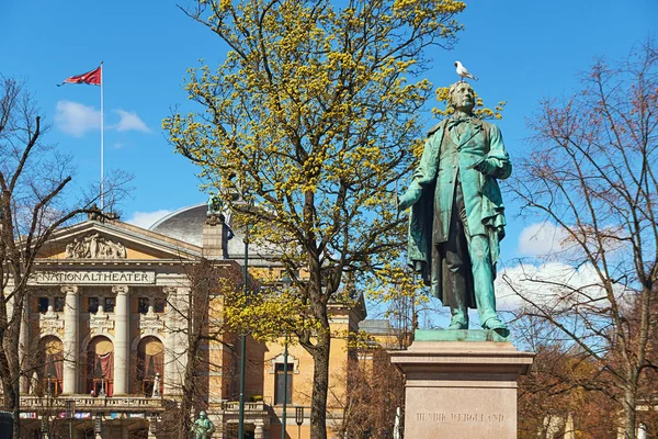 Vista do monumento a Henrik Wergeland em Eidsvolls plass Spikersuppa perto do Teatro Nacional em Oslo, Noruega — Fotografia de Stock