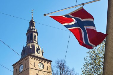 Oslo, Norveç'te bir güneşli bahar gününde sallayarak Norwegin bayrak