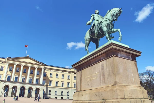 Статуя короля Карла Джон на палац площі перед Slottet, Норвезька Королівського палацу — стокове фото