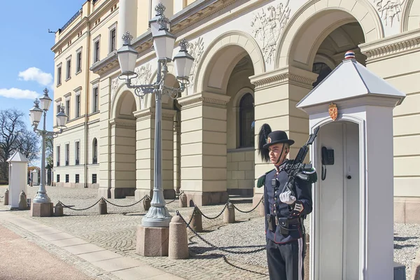 Guardia, membro di Hans Majestet Kongens Garde HMKG, di guardia al Palazzo Reale di Oslo, Norvegia — Foto Stock