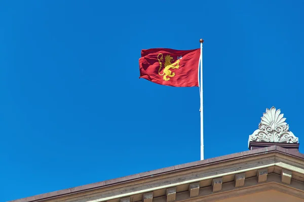Estándar Real de Noruega ondeando sobre fondo azul del cielo — Foto de Stock