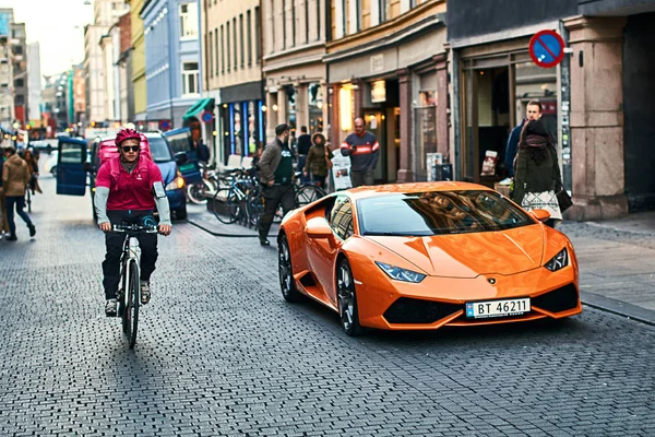 Orange lamborghini huracan lp 580-2 spyder car released circa 2016 in italien geparkt auf der Straße mit einem Fahrradkurier vorbei. — Stockfoto