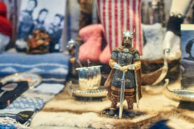 Viking asker savaşçı ve diğer geleneksel Norveç oyuncaklar, Hatıra Hediyelik eşya dükkanı penceresini göster.