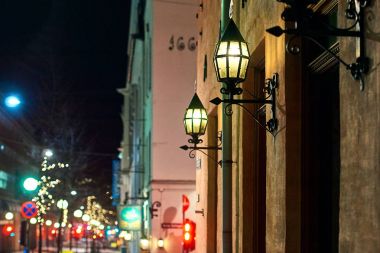 Gece şehir manzaralı şehir sokak ile güzel fenerler Oslo, Norveç