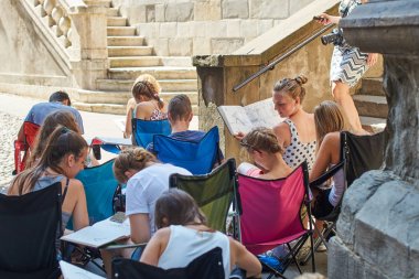 Mimarlık öğrencisi mimari detaylar en plein hava atama sırasında çizim tarihi Medveščak, Santa Maria Maggiore Bazilikası'na yakın: