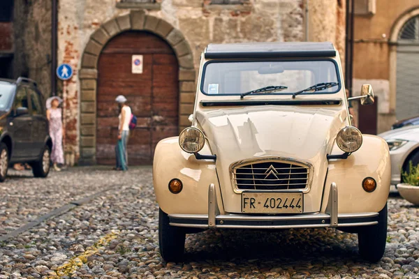 Retro bej renkli Citroen 2 CV 6 Charleston arabası