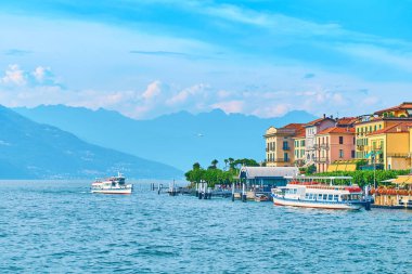 Lake Como İtalya Bellagio kasabaya nerium oleander çiçekler, gemiler ve deniz araçları ile görünümünü güzel güneşli yaz