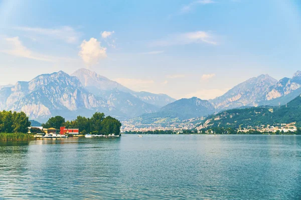 View of lake Como with parked boats and yachts near village of Pare, Lombardy, Italy — Stock Photo, Image