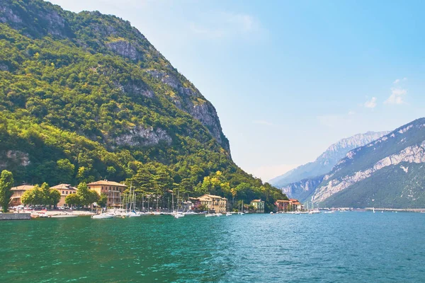 Steep alpine banks of beautiful lake Como with parked boats and yachts near village of Pare, Italy — Stock Photo, Image