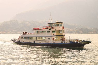 Göl Comno arasında düzenli bir güzergah üzerinde yolcu gemisi hedefine ulaşan