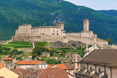Güzel şehir, Bellinzona İsviçre ile Montebello kaleden Castelgrande görünümünü