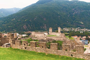 Güzel şehir, Bellinzona İsviçre ile Montebello kaleden Castelgrande görünümünü