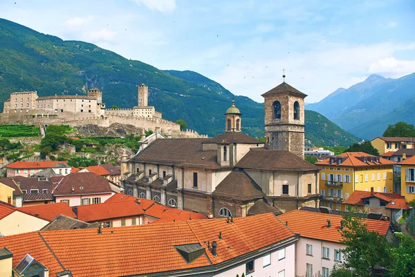 Hermosa ciudad antigua de Bellinzona en Suiza con Collegiata dei Ss. Iglesia de Pietro e Stefano y castillo de Castelgrande en el fondo — Foto de Stock