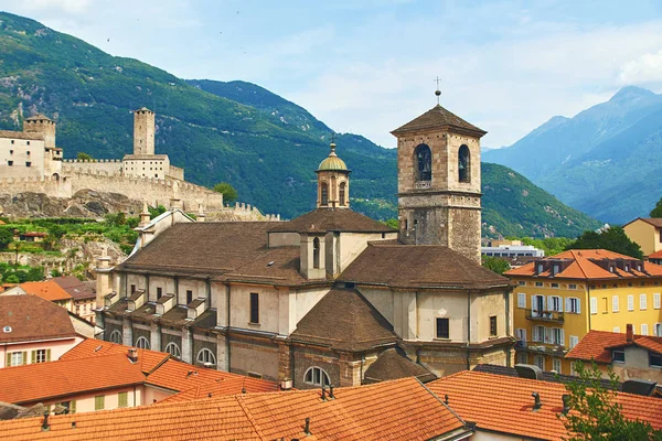 Hermosa ciudad antigua de Bellinzona en Suiza con Collegiata dei Ss. Iglesia de Pietro e Stefano y castillo de Castelgrande en el fondo — Foto de Stock