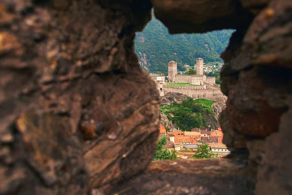 Вид на красивый город Беллинсгаузен в Швейцарии с Кастельгранда из каменной стены замка Монтебелло — стоковое фото