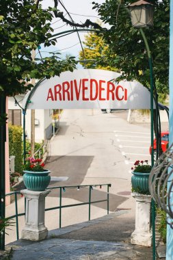 İşaret içinde kırsal İsviçre İtalyanca dil arrivederci ya da güle güle