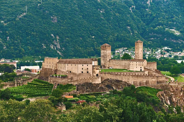 Udsigt over den smukke by Bellinzona i Schweiz med Castelgrande slot fra Montebello - Stock-foto