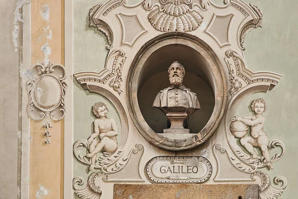 Винтажный скульптурный портрет Галилея Галилея на фасаде старого здания в Беллинзоне, Швейцария — стоковое фото