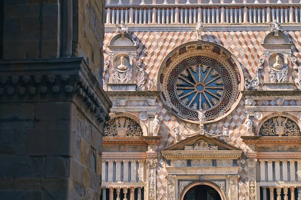 Architettura particolare della Basilica di Santa Maria Maggiore costruita nel 1137 in stile romanico — Foto Stock