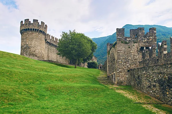 Vackra medeltida Montebello slottet i Bellinzona — Stockfoto