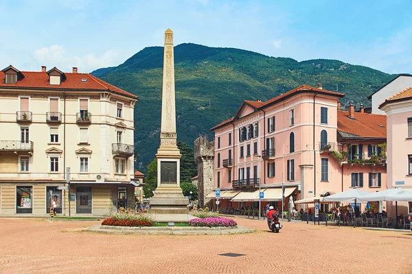 Schöne Ansicht der Piazza Indipendenza oder des Unabhängigkeitsplatzes in Bellinzona, Schweiz mit einem Obelisken, der 1803 anlässlich des 100. Jahrestages der Vermittlung und des sasso corbaro auf dem — Stockfoto