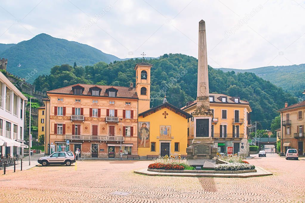 Hermosa vista de Piazza Indipendenza o Plaza de la Independencia en