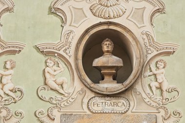 Francesco Petrarca Bellinzona, İsviçre'de eski bir binanın cephesinde Vintage heykel portresi