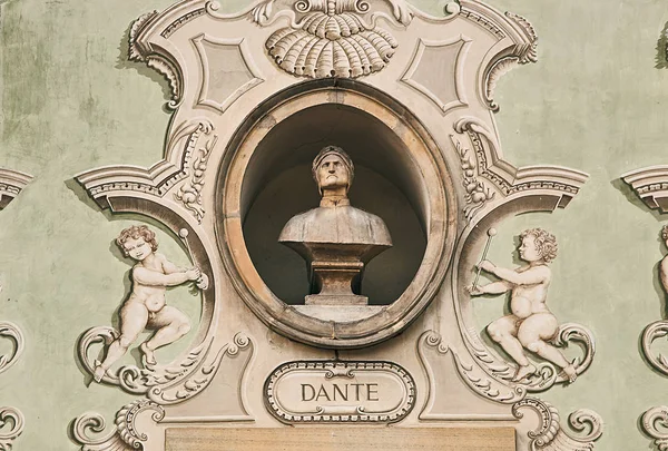 Retrato de escultura vintage de Dante Alighieri en una fachada de un antiguo edificio en Bellinzona, Suiza —  Fotos de Stock