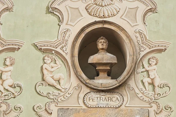 在瑞士贝林佐纳的一座旧建筑的门面上, Petrarca 的古老雕塑肖像 — 图库照片