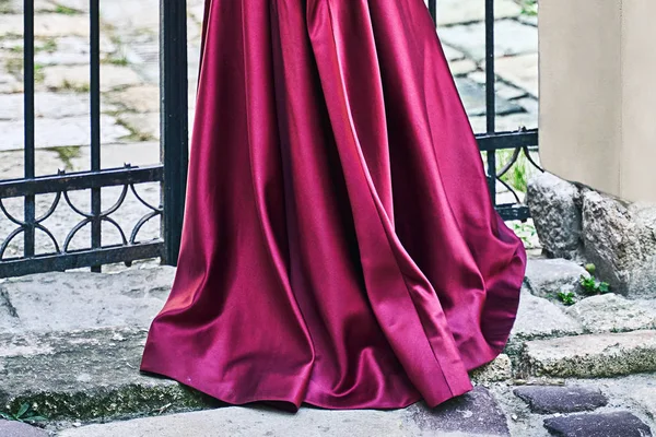 Robe de demoiselle d'honneur pliée en satin violet lilas lavande pleine longueur en beau tissu violet porté dans la vieille ville — Photo