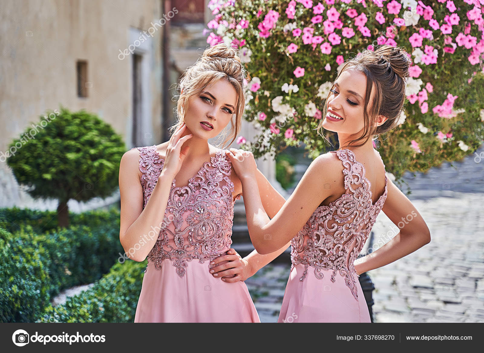 Hermosas damas de honor rubias y morenas con peinado de lujo en