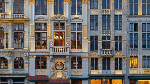 Reihe alter schöner Steinfassaden am Grand Place in Brüssel, Belgien. — Stockfoto