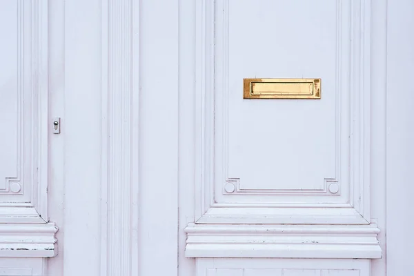 Buzón de cobre viejo o buzón en la puerta de madera vintage blanca, forma tradicional de entrega de cartas, periódicos y correspondencia ther a la casa — Foto de Stock